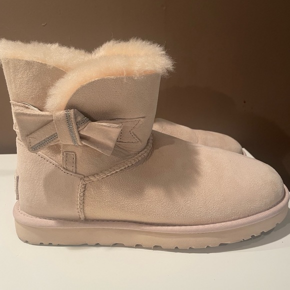 cream uggs - Picture 3 of 3